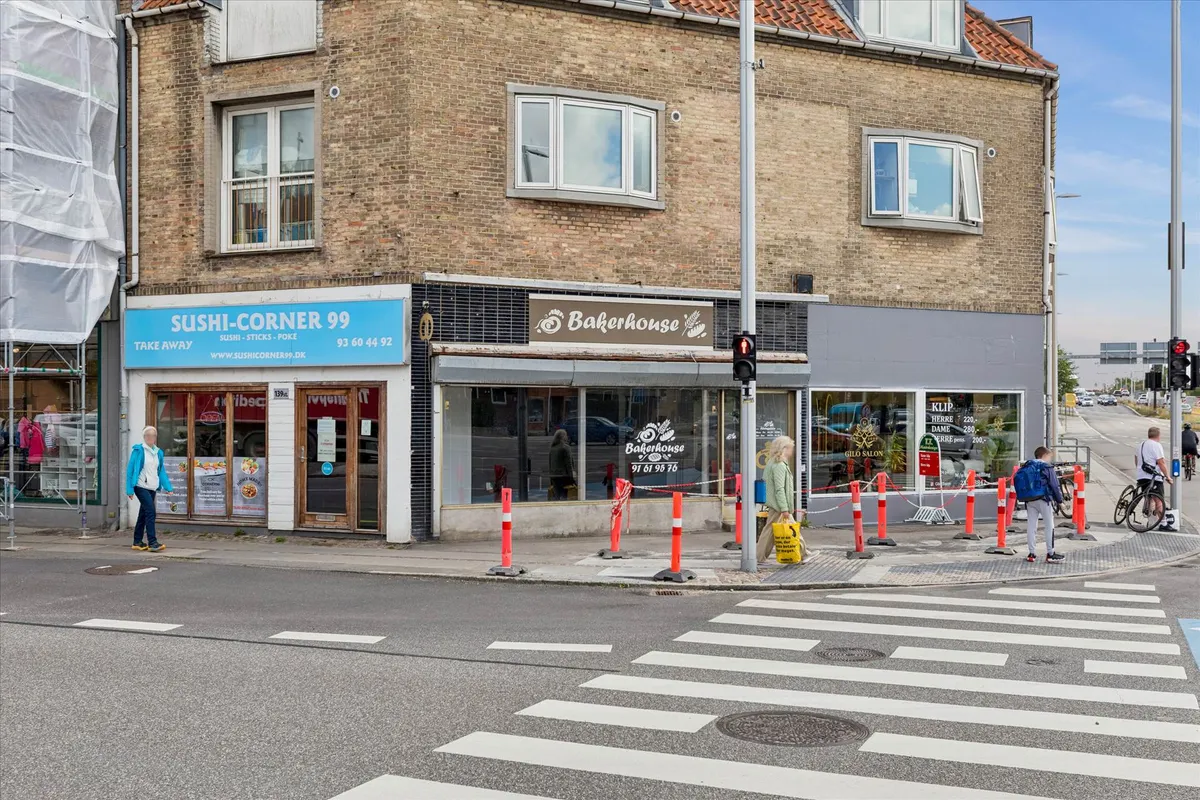 Lejemål i centrum af Glostrup med Sushi-Corner og Bakerhouse som naboer. Kørefelt med krydsende fodgængere og bollards.