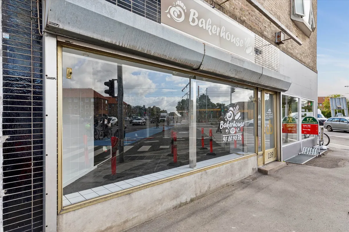 Butik med vindue, hvor der står "Bakelhouse", der er rullet op for og der er 91 01 98 16 stemplet på vinduet