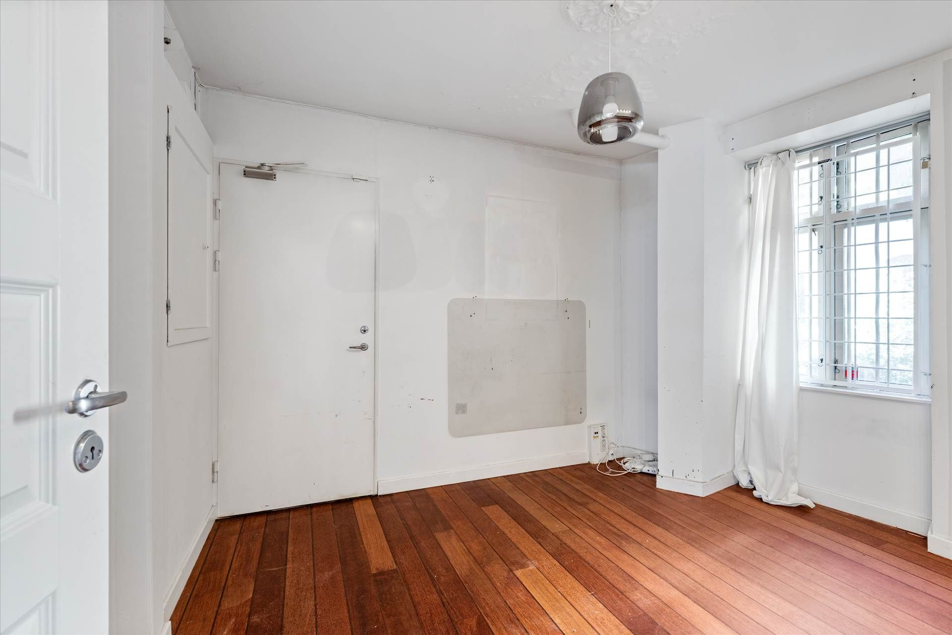 Ledig lokale med højt til loftet, hvide vægge, trægulv og store ruder mod gaden. Lokalet er ubeboet og er fordelt på 1 etage.