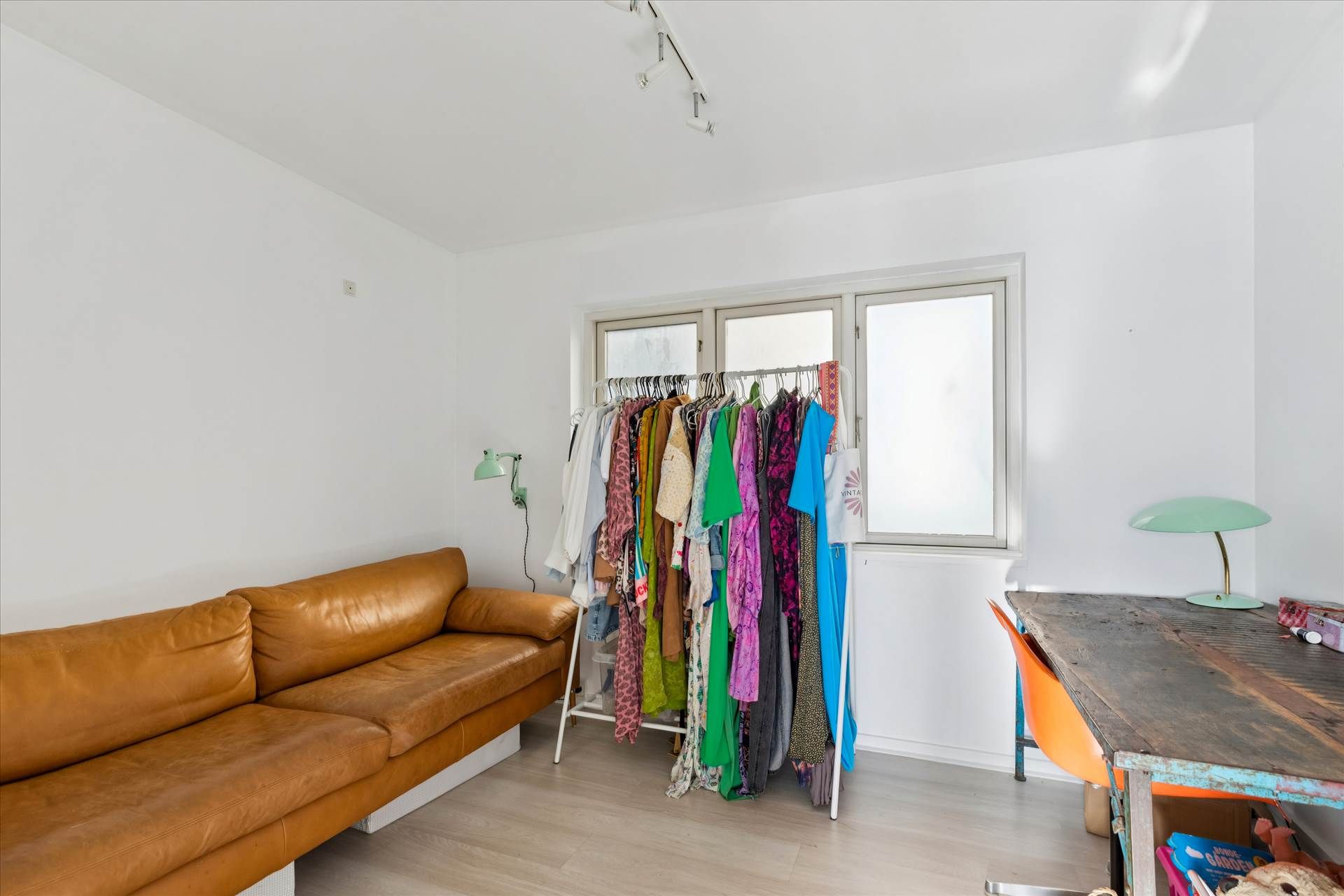 Lejlighed med lys og rummelige værelser, hvor der er et soveværelse med komfortabel seng og rummelig indredning