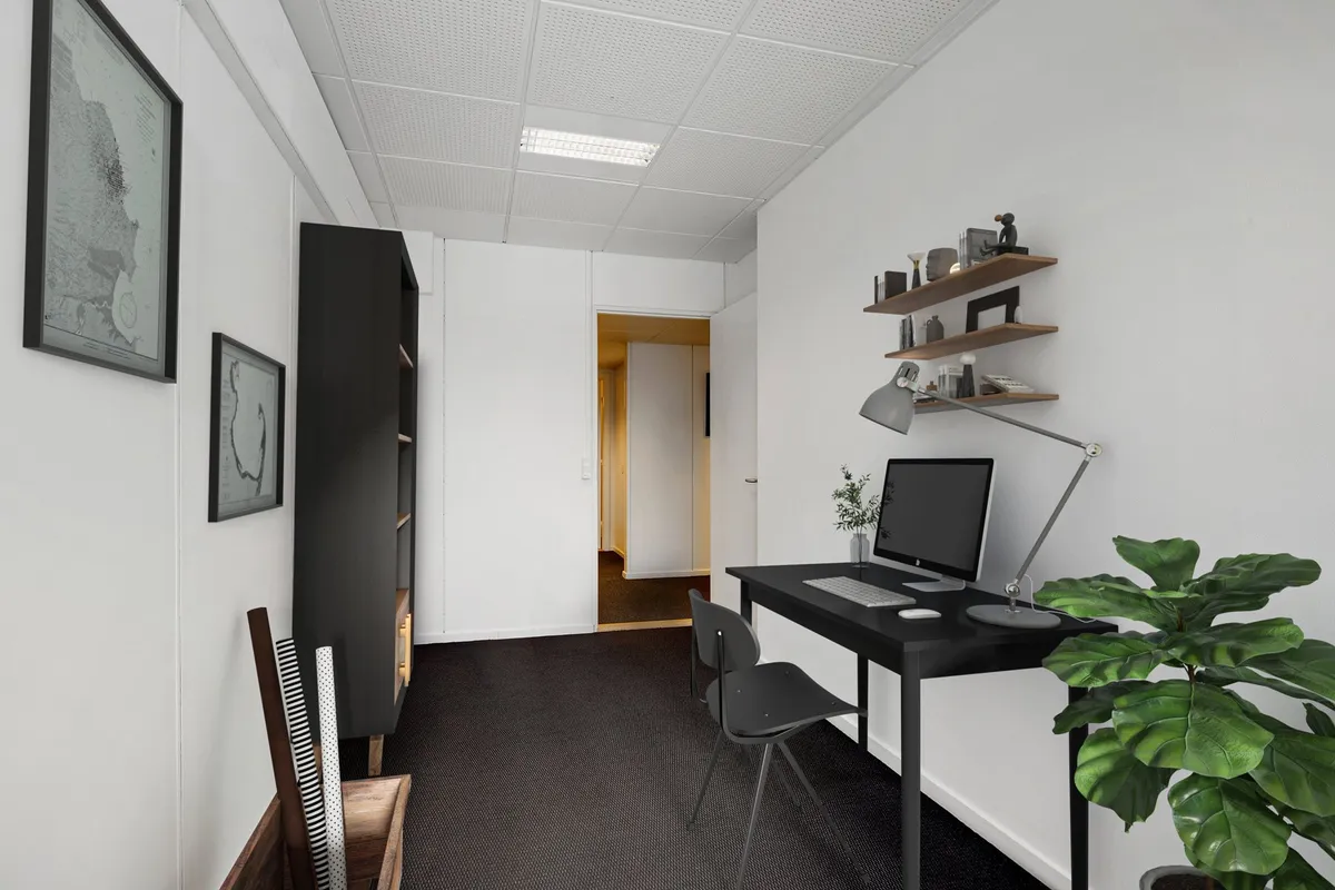 Kontor med højt loft, sort bord og stol, moderne lamper og plante, indretning med lyse vægge og møbler samt åbne døre til