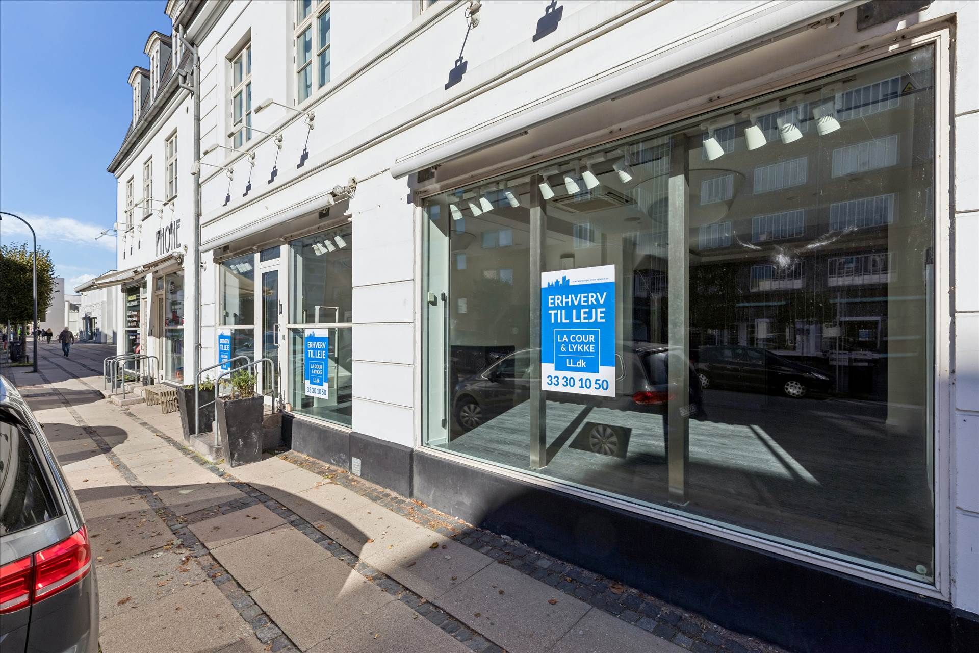 Butikslokaler til leje i centrum, med smukke udsmykninger og et særligt tilbud på facaden