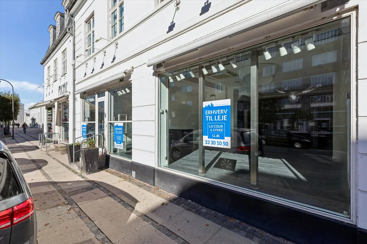 Butikslokaler til leje i centrum, med smukke udsmykninger og et særligt tilbud på facaden