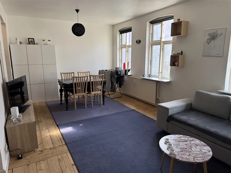 Fire stolpe til bordet og sofaen i stuen med tv og stolpe til skrivebordet