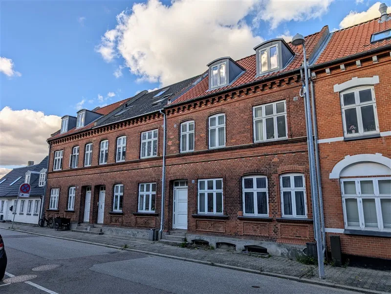 Rækkehus med fire lejligheder og høj afkast på 6,36 % beliggende på Sundegade i Aarhus.