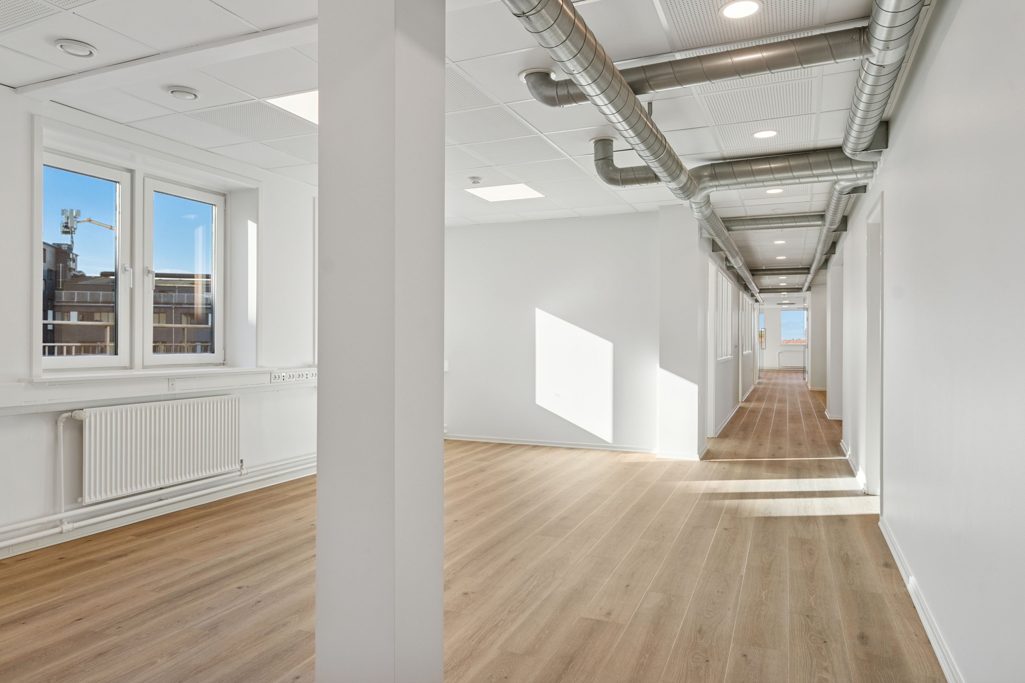 Lyst og hyggeligt kontorlejemål med udsigt, egen tagterrasse og kort vej til transportmidler, parkering og motorvej.