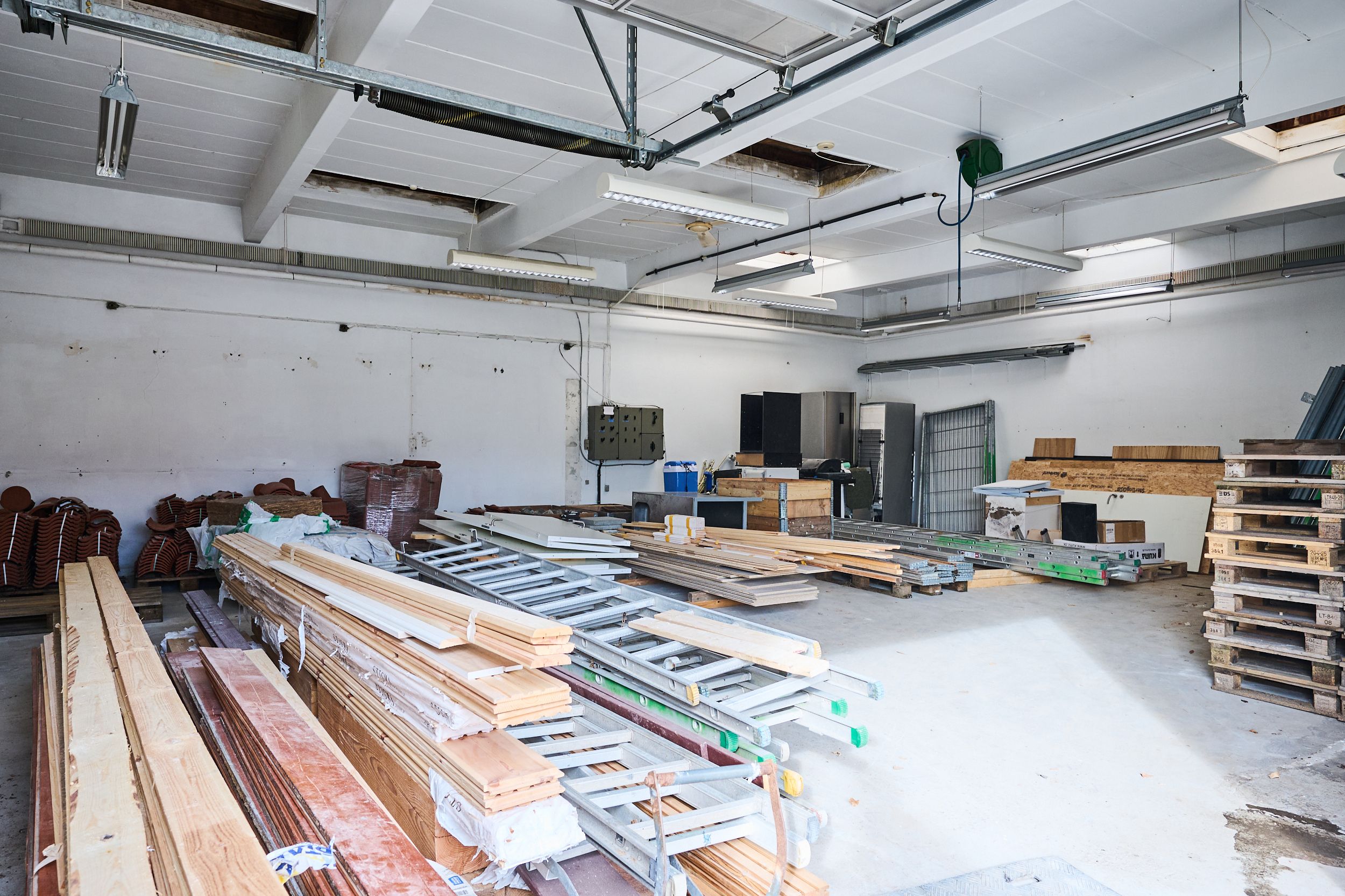 Store loftshøjder, høj kvalitet. Byggematerialer og snedkerier. Store lager og arbejdsrum.