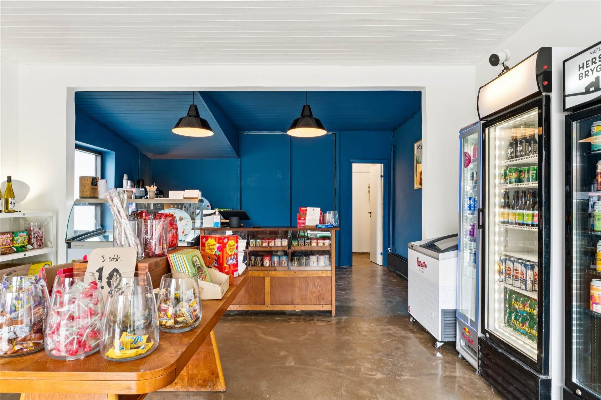 En kiosk med køleskabe og snacks, slik og andre varer, der er udsat til salg.