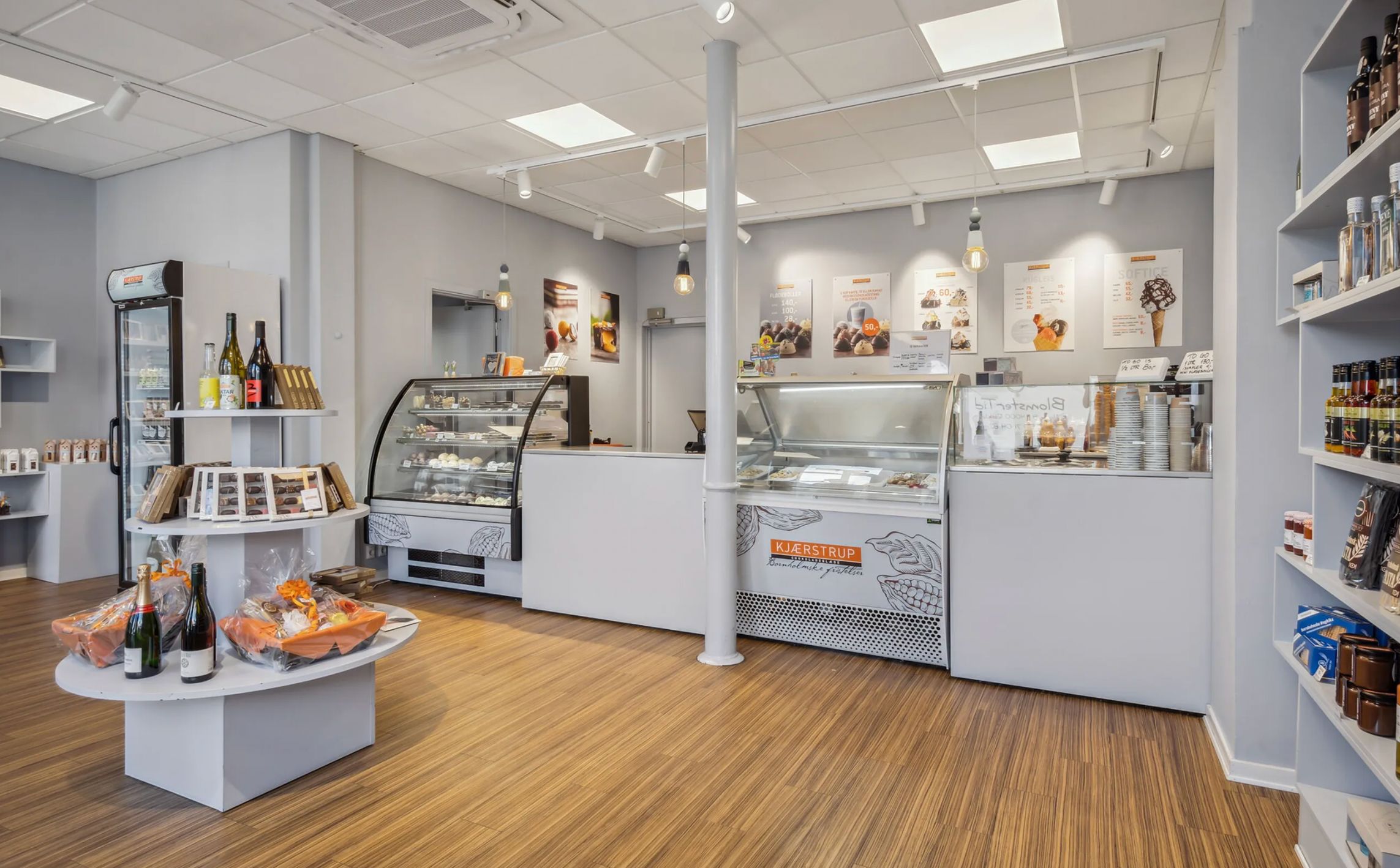 Et moderne og veludstyret køkken med store glasvinduer og høje hylder med krydderier og snacks til salg