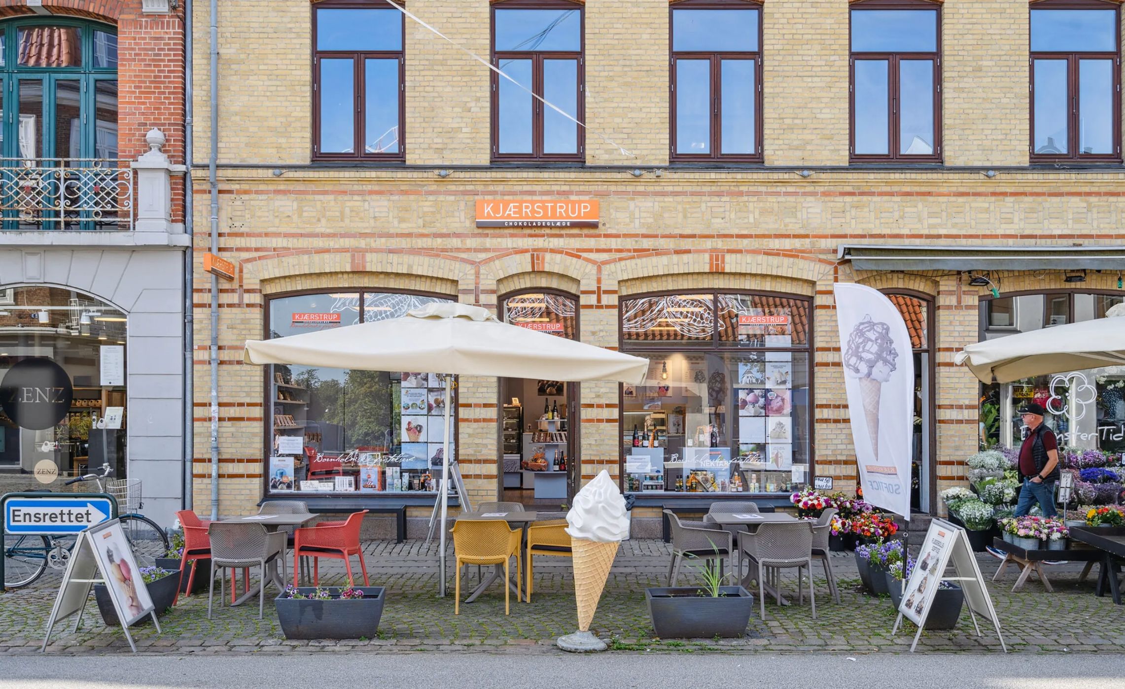 Kjærstrup chokoladelade i Roskilde med udsigt til gaden med stole, borde og is.