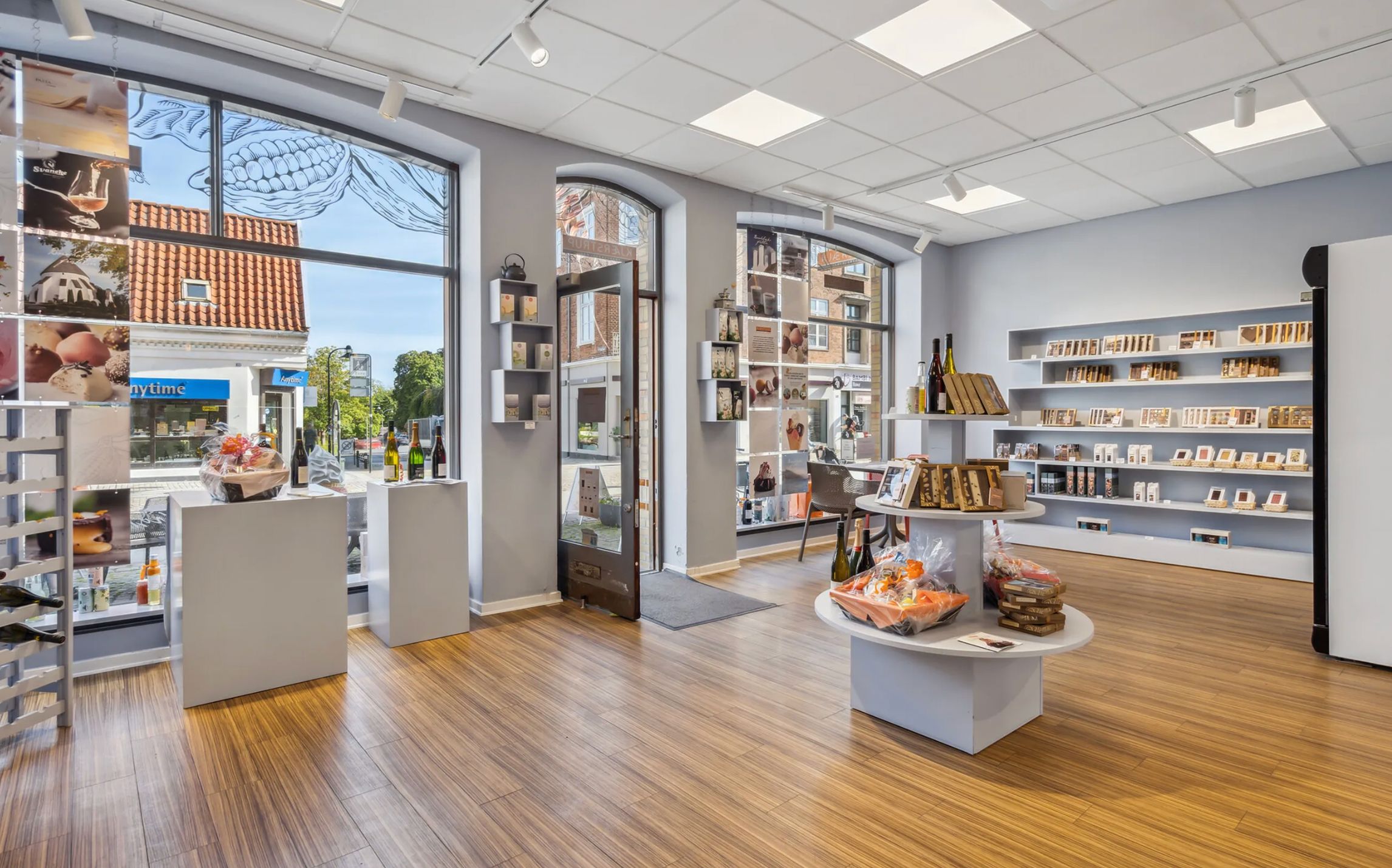 Luksuriøs forretning med udsigt til gågaden i Roskilde, hvor der er højt placerede hylder med forskellige varer