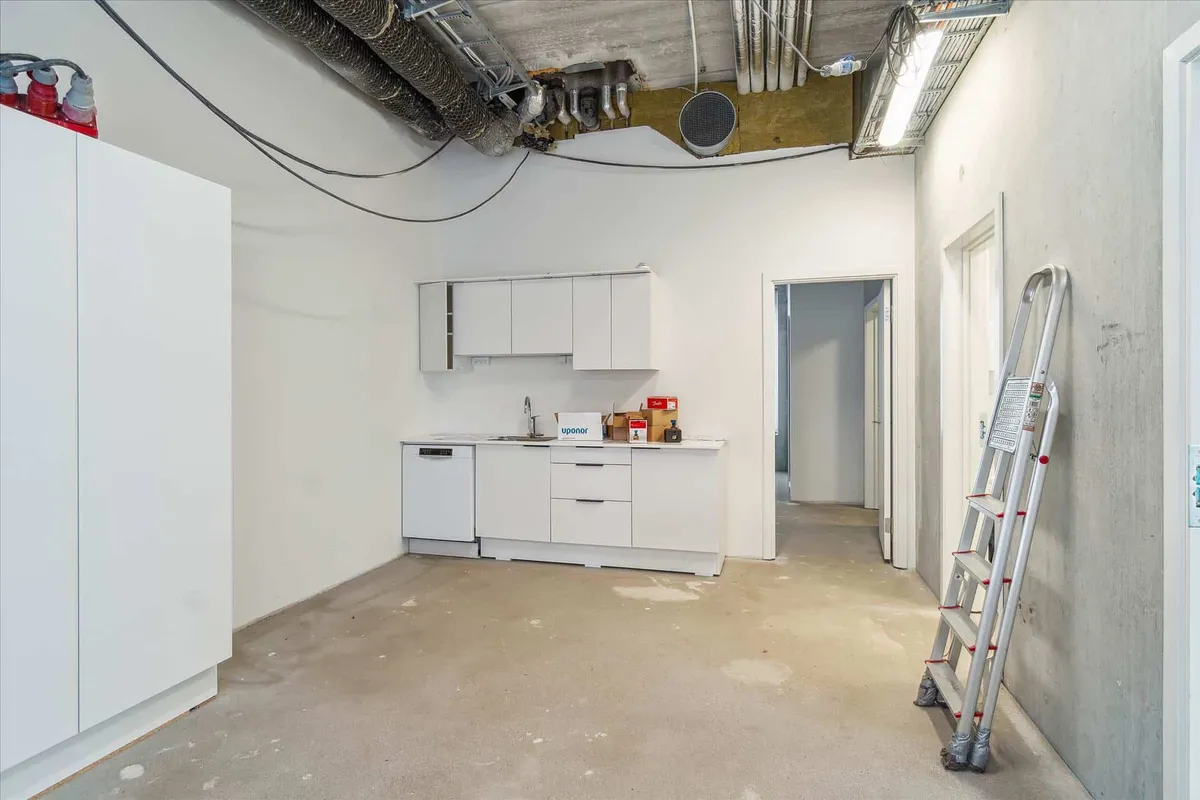 Tom erhvervsenhed med køkken og hjørnebeliggenhed, lagerrum og mulighed for at etablere en café.