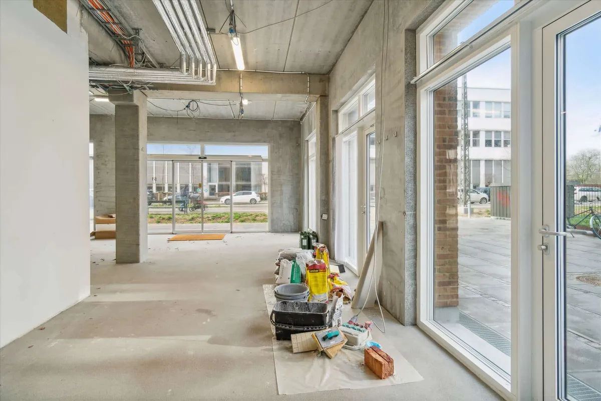 2 erhvervsenheder med hjørnebeliggenhed og mulighed for at etablere erhverv. Værelserne er fuldstændig hvide og er under