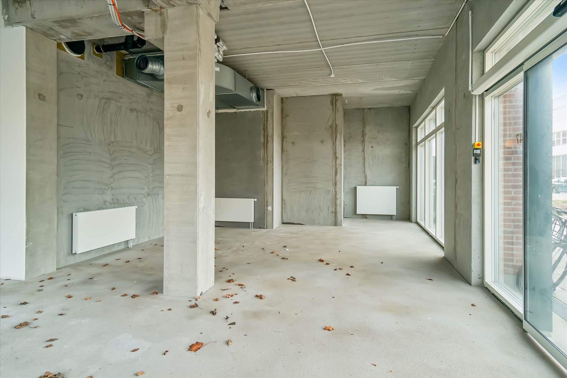 Moderne erhvervsenhed med hjørnebeliggenhed og vinduer, der vender ud mod gaden