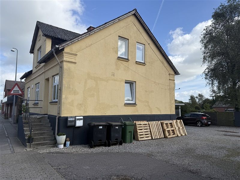Langgade 37 i Gadbjerg med to lejemål og parkeringsplads med skraldspande og træpæle