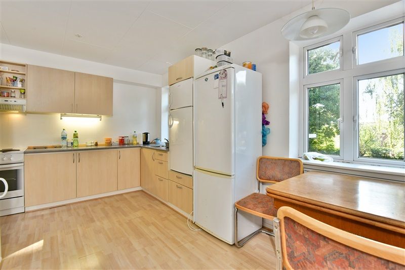 Lejlighed med køkken og to soveværelser. Værelserne er velholdte og lyse. Der er trægulv og højt loft i køkkenet.