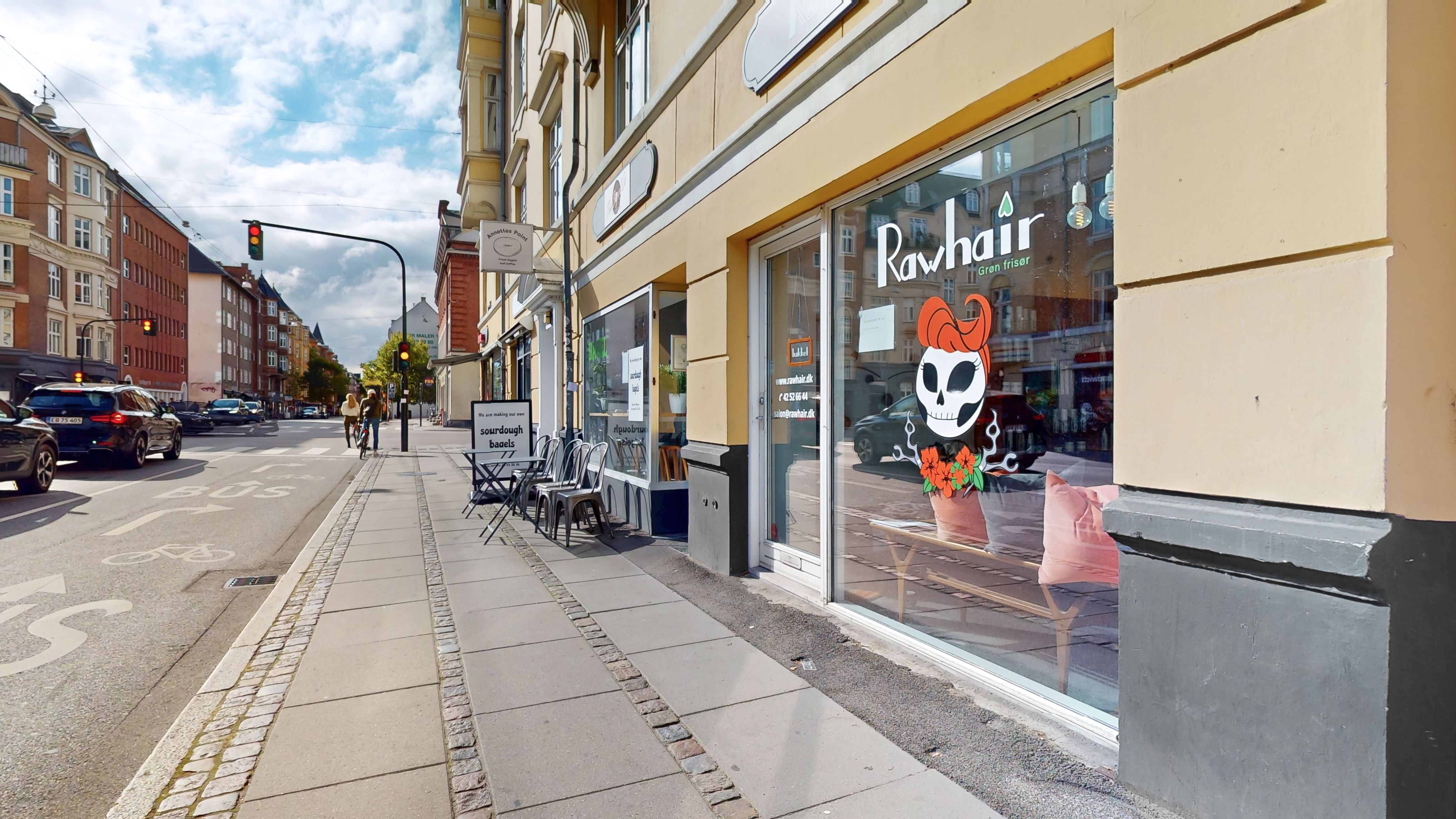 Forretning med skrift, der læser Rawhair og et skellet med rødt hår og blomster i vinduet