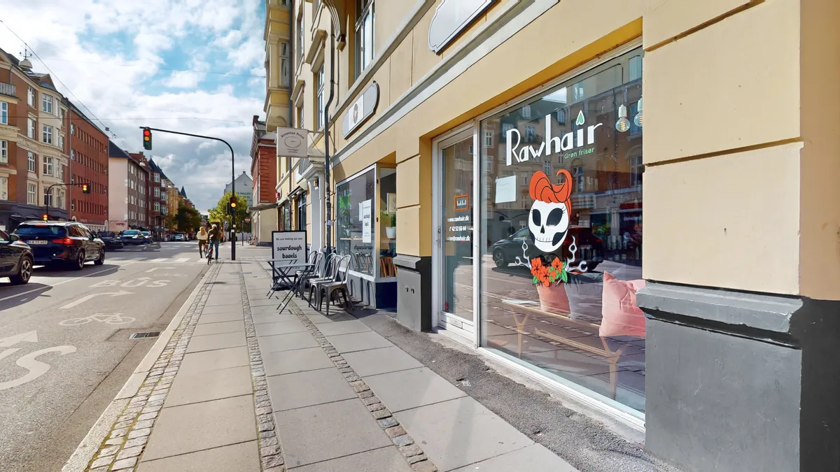 Forretning med skrift, der læser Rawhair og et skellet med rødt hår og blomster i vinduet