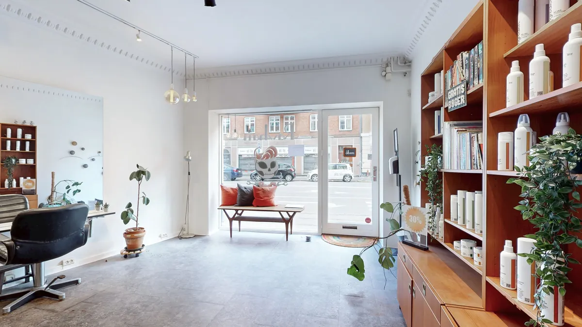 En lyse, moderne og veludstyret erhvervsandel med flere hyggeligt indrettede rum og højt beløbte håndkøbte møbler