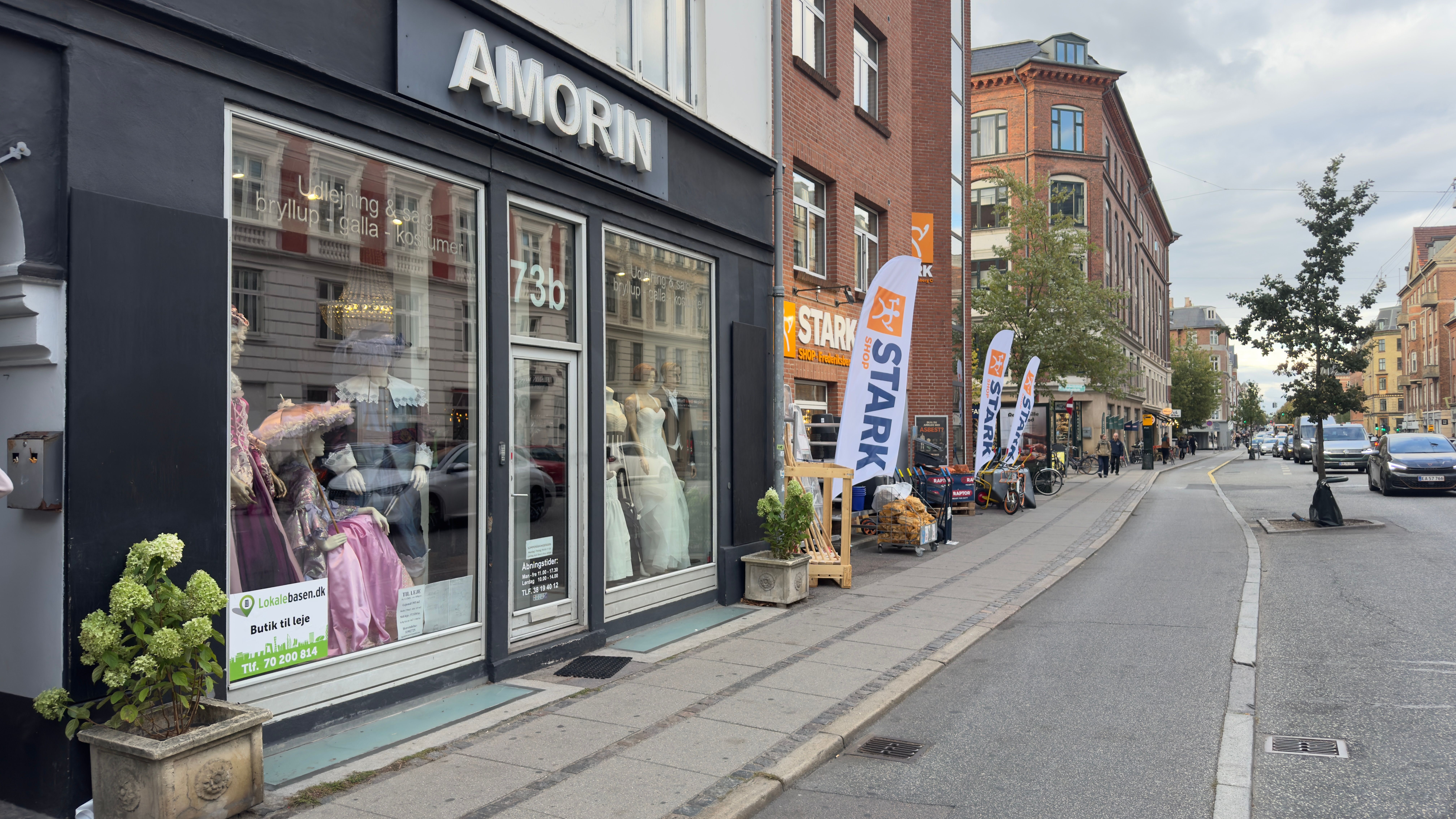 Vej med butikker, hvoraf Amorin og Stark har store udsalgsvinduer og flag foran