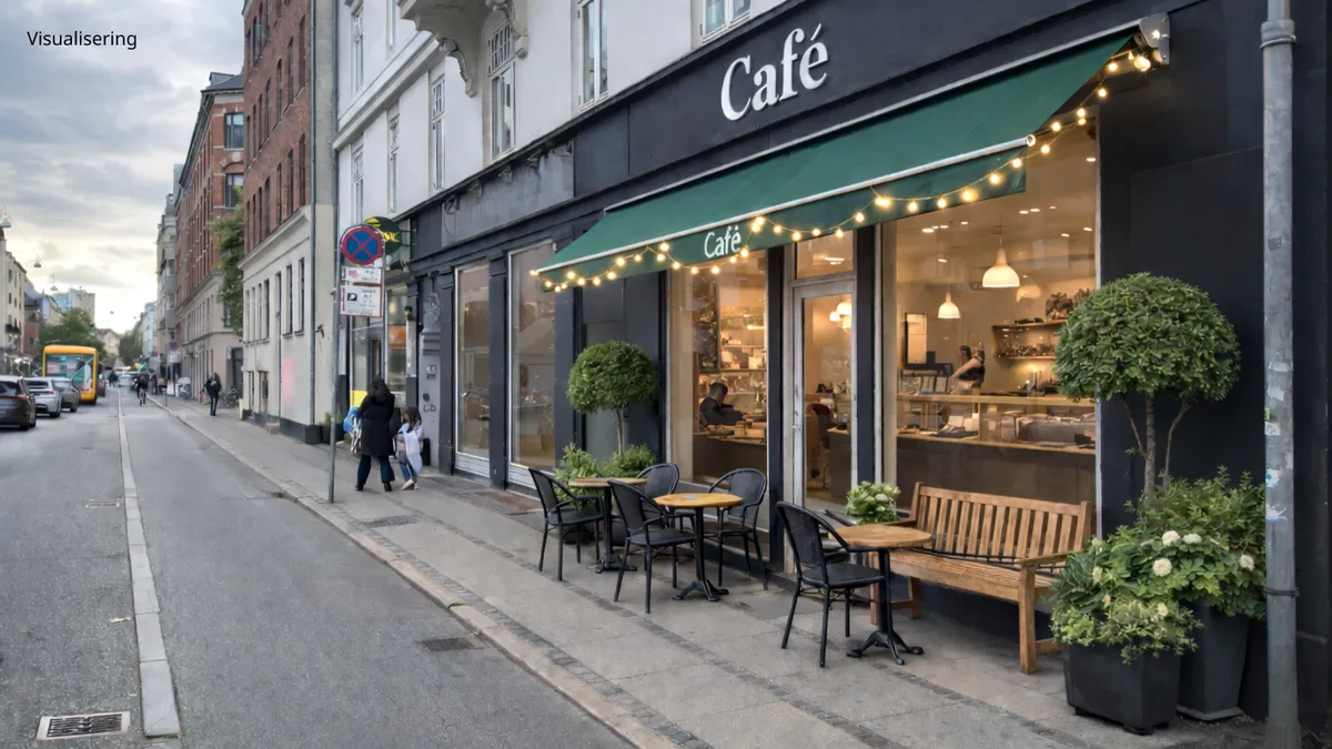 Stort café med indgangsparti, grønt markant og lysekroner i butiksvinduet, udenfor med træbænk og plantepotter på fortauet