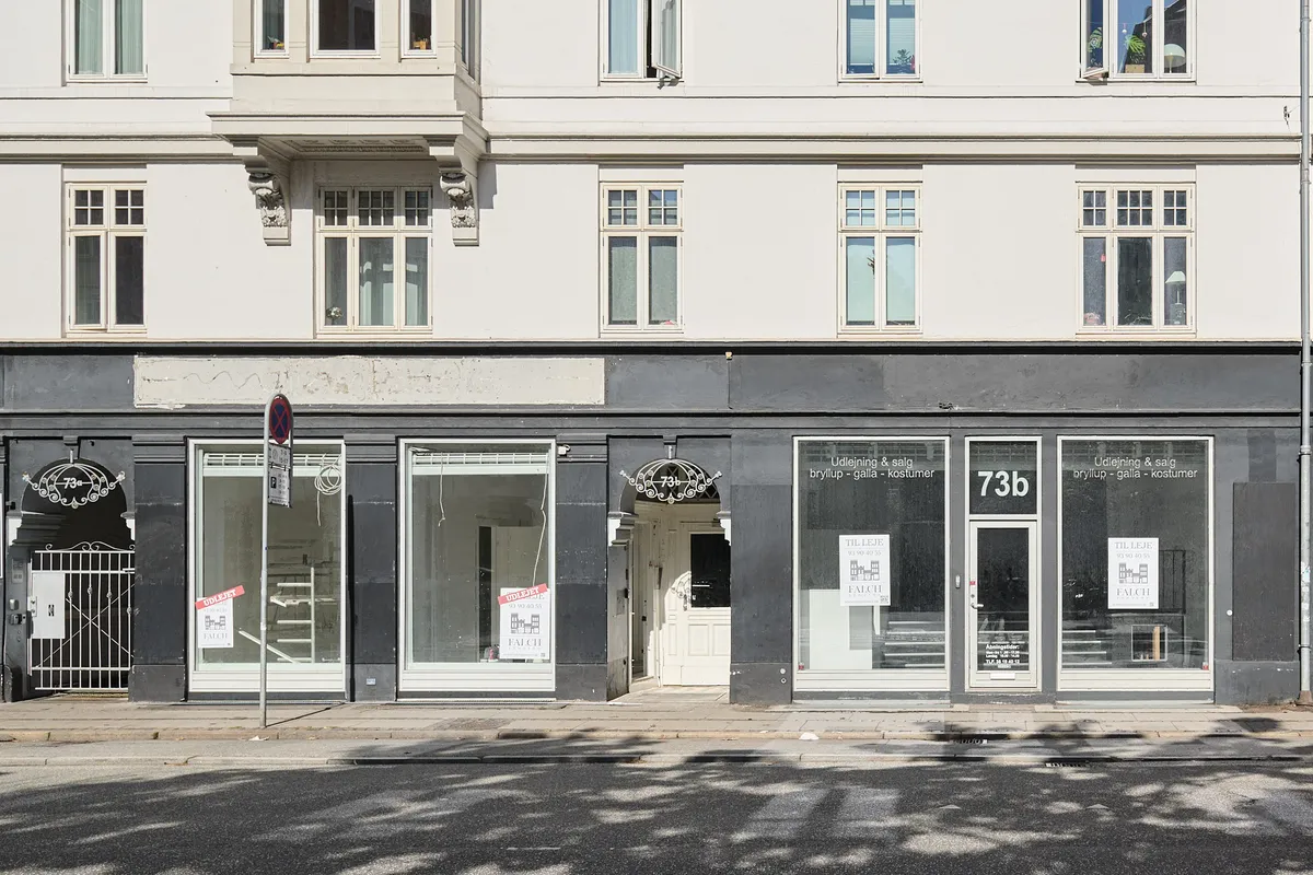 Butikslokaler i historiebygning på Falkoner Allé med udsigt til gågade og oplysninger om udlejning og salg af lejligheder