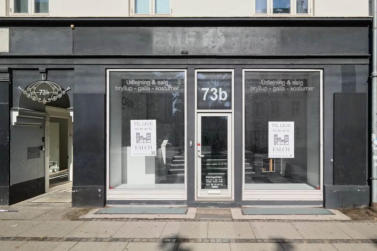 Foto af butik med skilt 73b og tekst Falch Erbverv. Adgangsdøre med tekst Til Leje og Tal. Forretningskontor med glasruder og tekst Udlejning og salg.