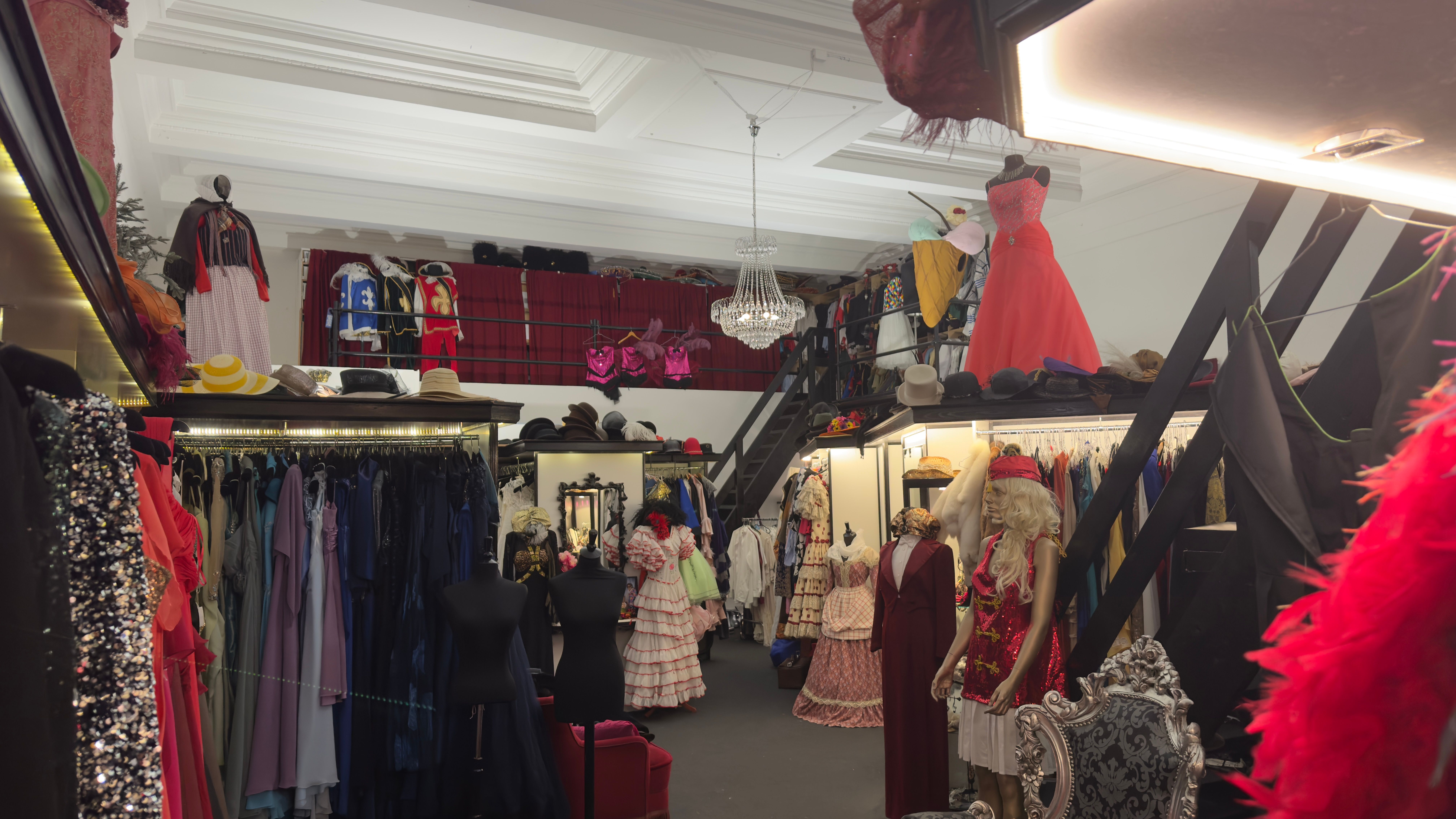 Historisk erhvervslejemål med kostumer og smykker til leje i København