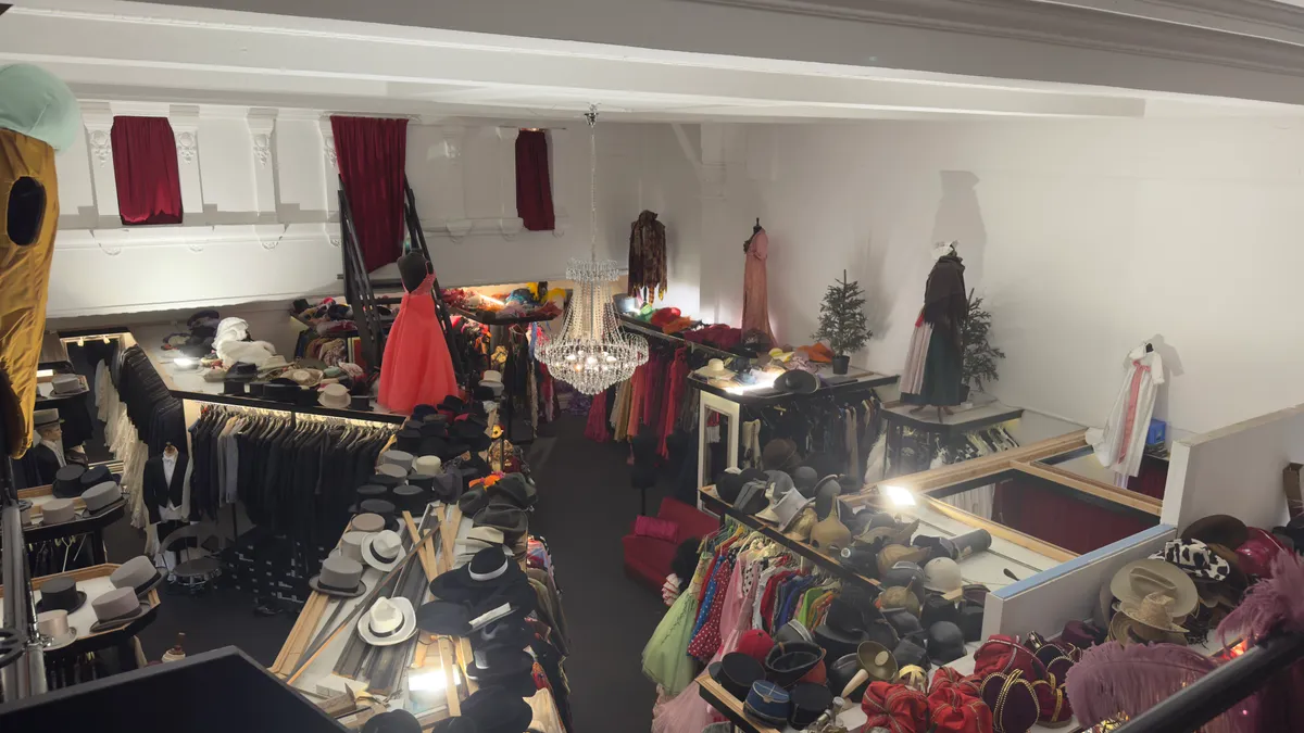 En stor indretning med mange kostumer, kapper, hatte og krystalliserede lysekroner