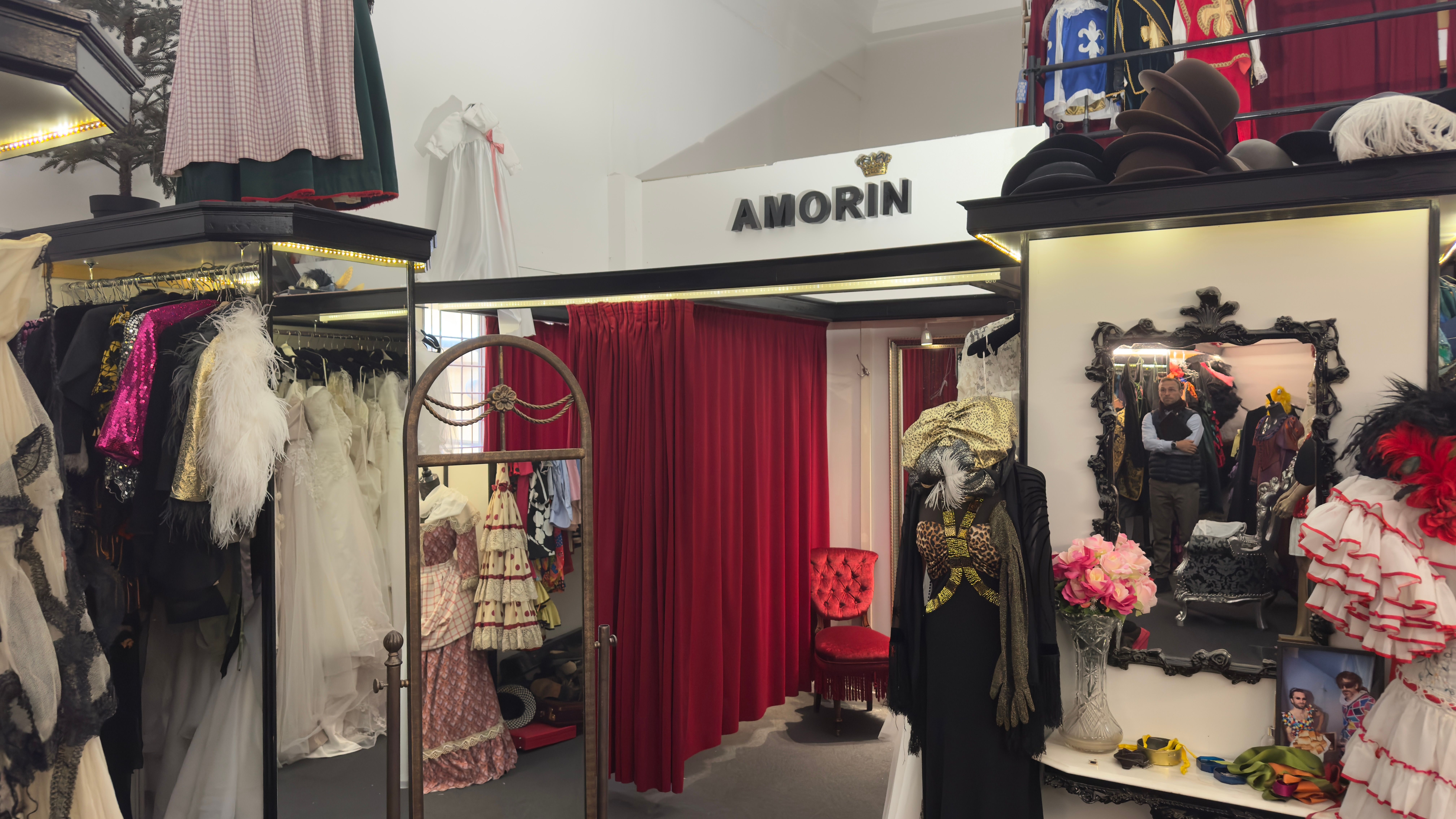 Kjoler og kostumer til teater og film fra Amorin butik med mange farver og stoffer