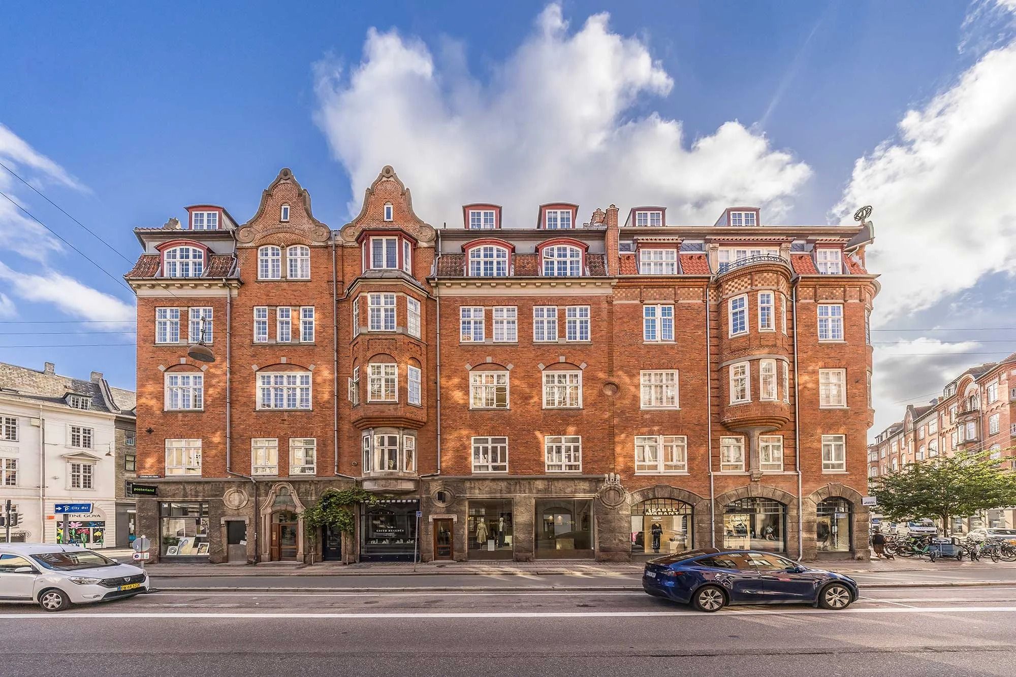 Et flot og højloftet butikslejemål beliggende i Christian IX’s Gade med en elegant facade og store vinduer