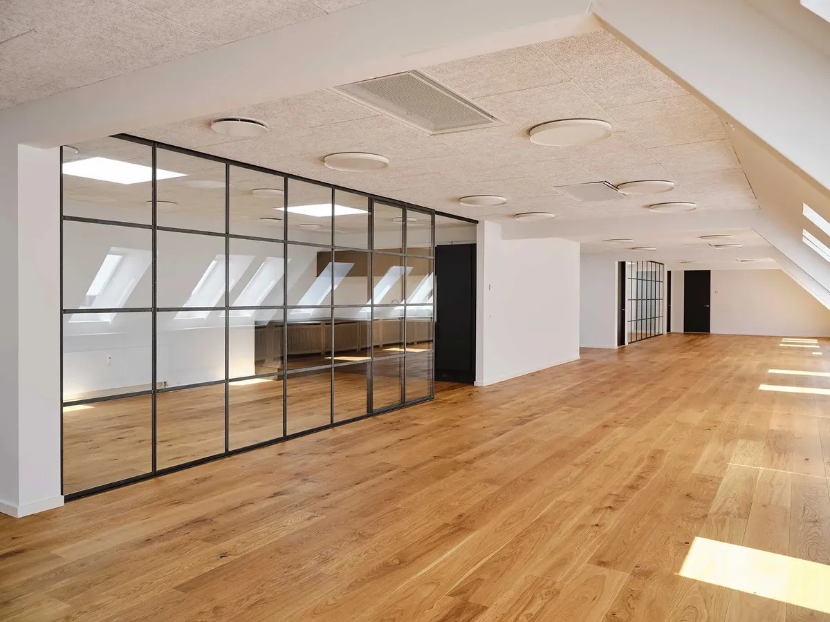 Lyst og elegant kontorlokal med taghave og central beliggenhed i Hellerup. Væggene er hvide og loftet er højt med flere