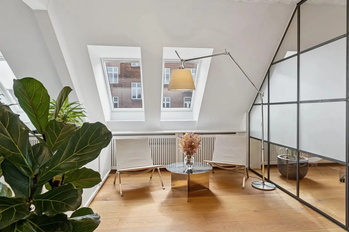 Hjørnekontor med lyse loftsvindue og højtloftede værelser med lysegule vægge og højloftede værelser