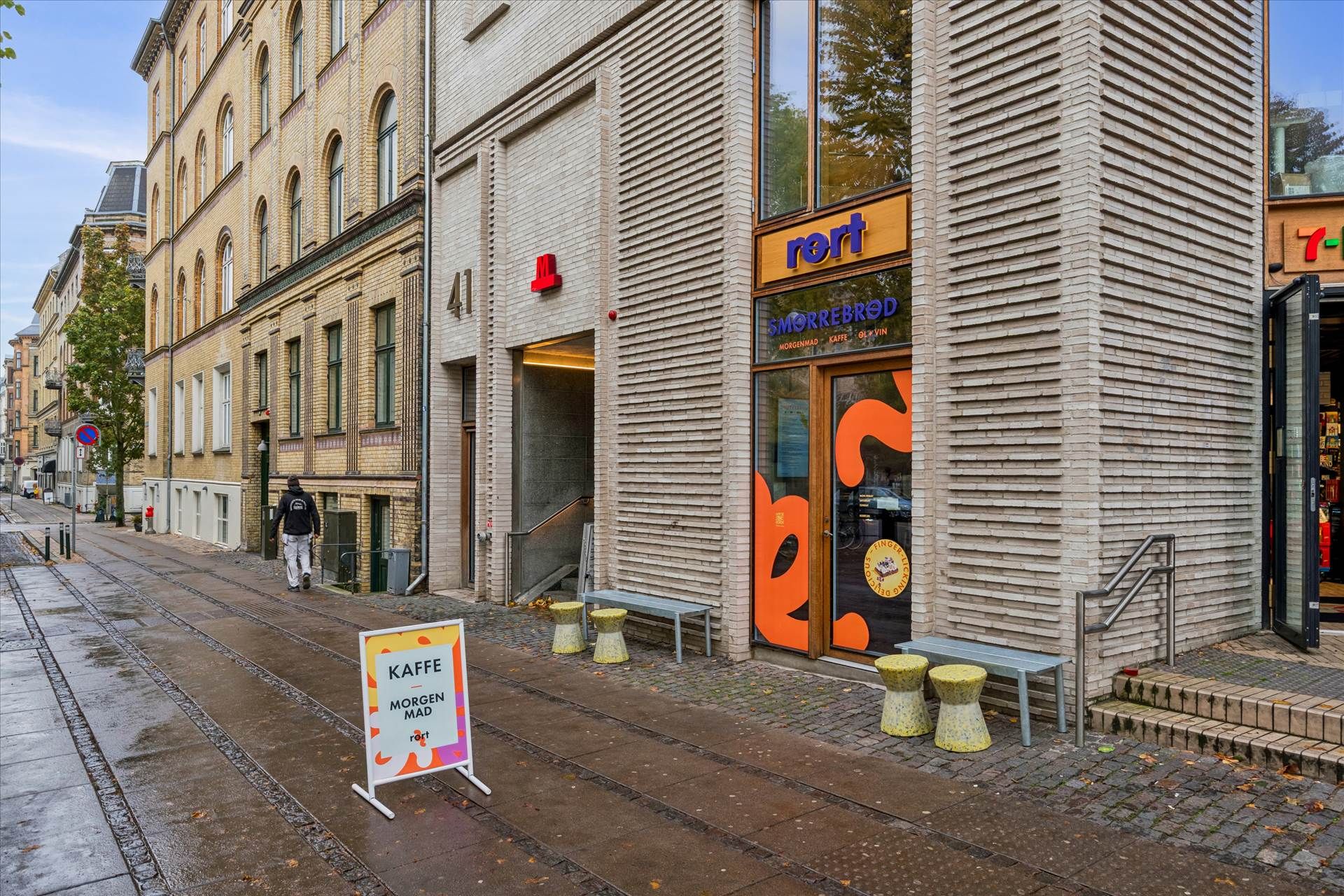 Byggede rørt Smorrebrød ligger på Frederiksberg Allé 41B, og der er udstillinger med morgenmad og kaffe på salgsstedet.