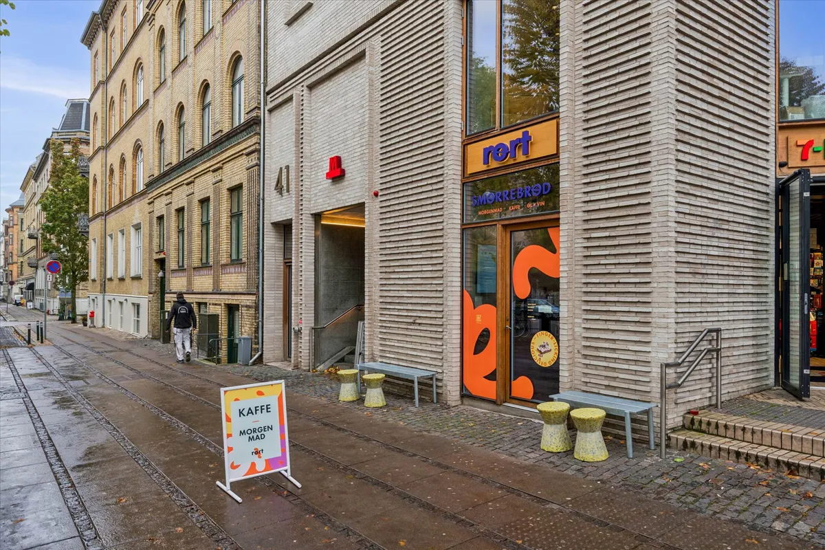 Byggede rørt Smorrebrød ligger på Frederiksberg Allé 41B, og der er udstillinger med morgenmad og kaffe på salgsstedet.