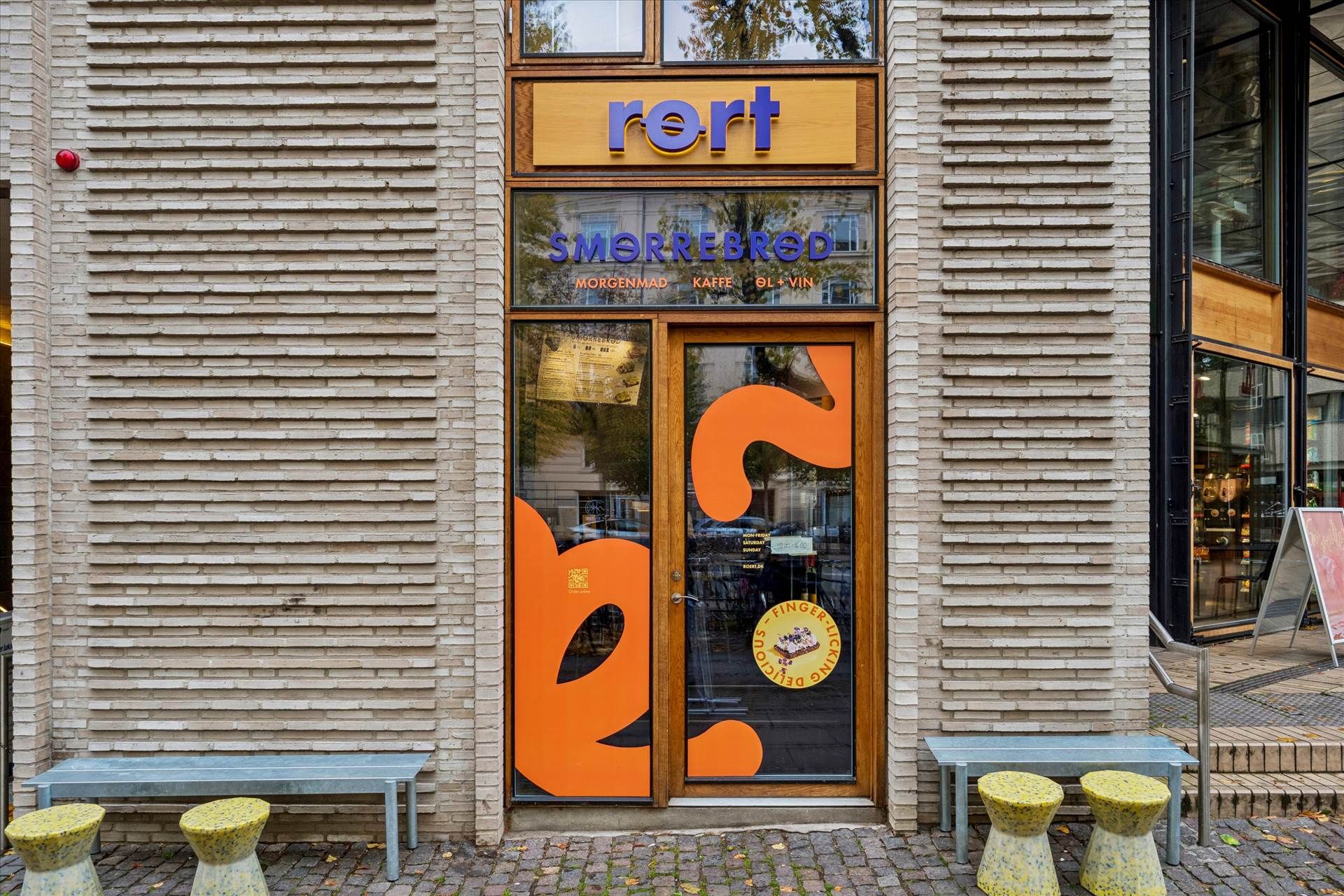 Søndre Rørt Café og Vinstue ligger i København og tilbyder morgenmad, kaffe og vin. De har en terrasse og sæder udenfor.