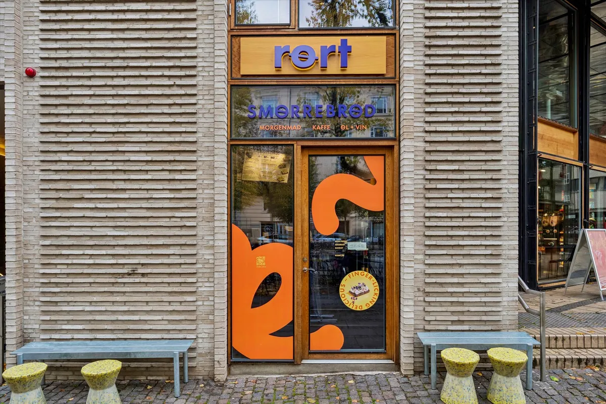 Søndre Rørt Café og Vinstue ligger i København og tilbyder morgenmad, kaffe og vin. De har en terrasse og sæder udenfor.