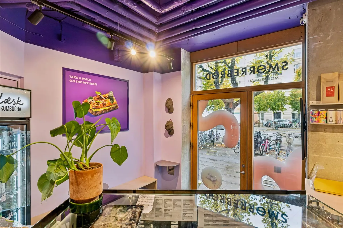 Afslutning af indretningen af et café-restaurant, der serverer krydret og frisk mad med plante i gryden, åben dør og udsigt