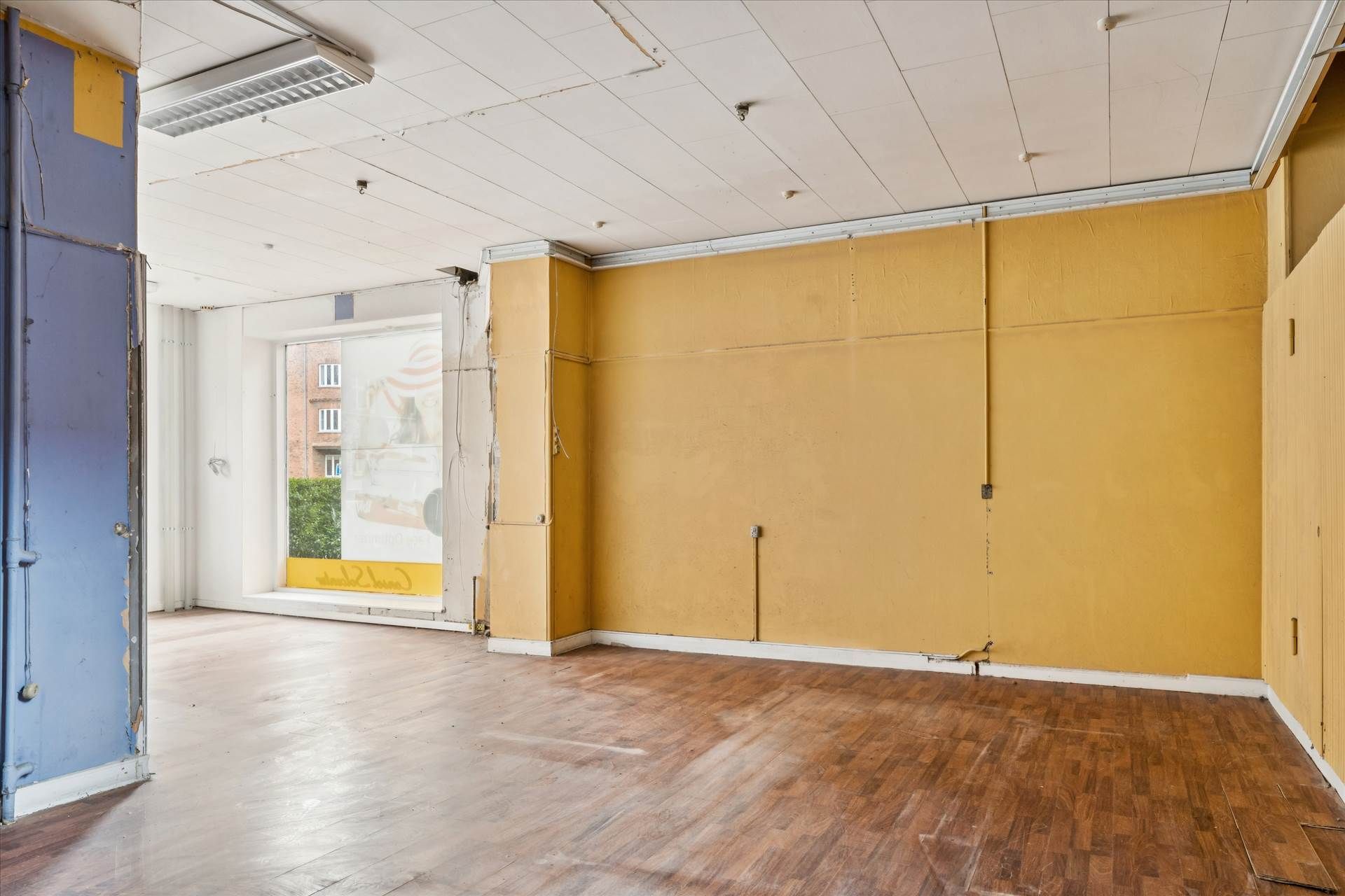 Udlejet erhvervslejemål med 62 m² og gulvbelægning, som er i behov af renovering