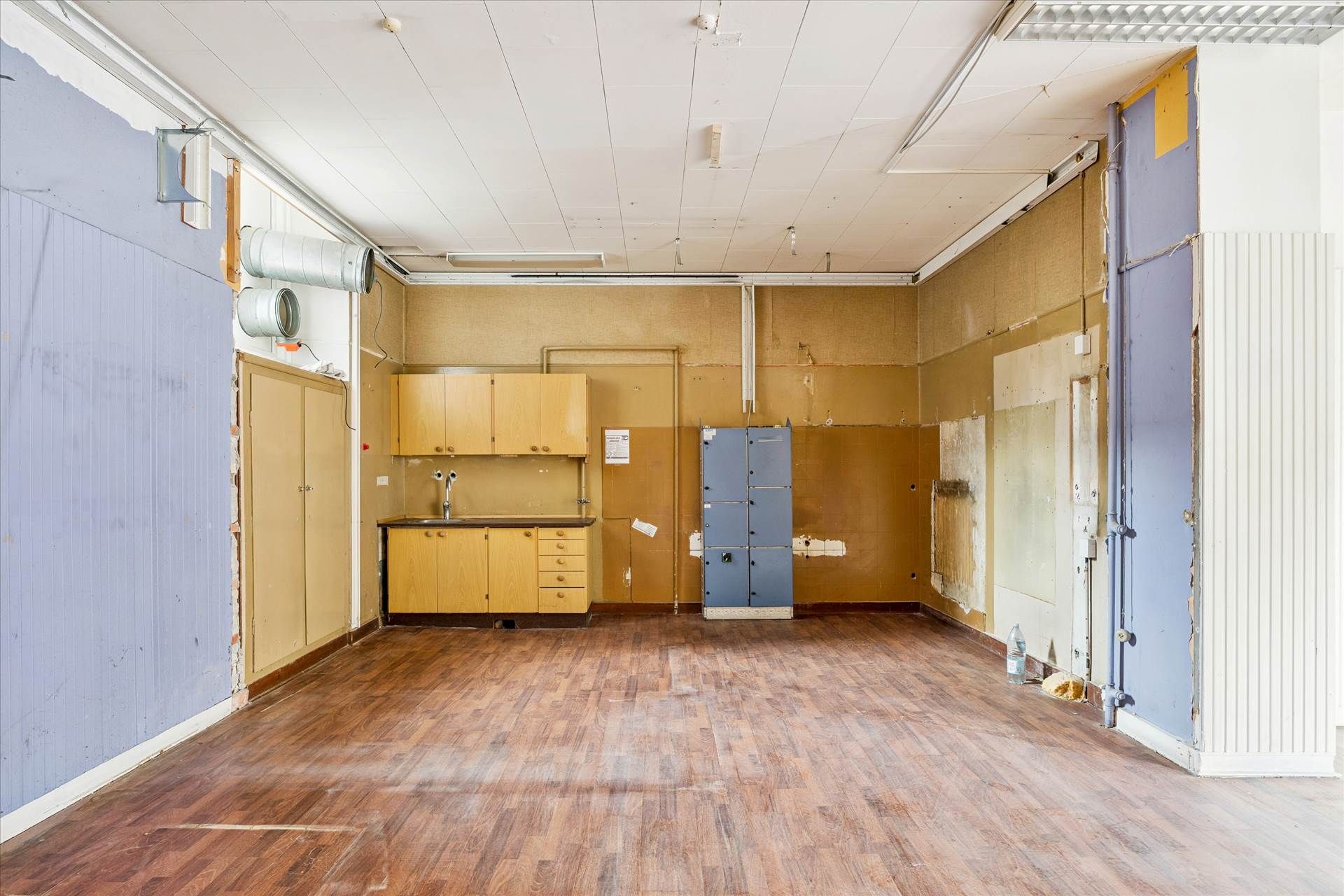 Udlejningslejlighed med udskiftningskøkken og loftsrum, slanke loftsbjælker og åbne rum