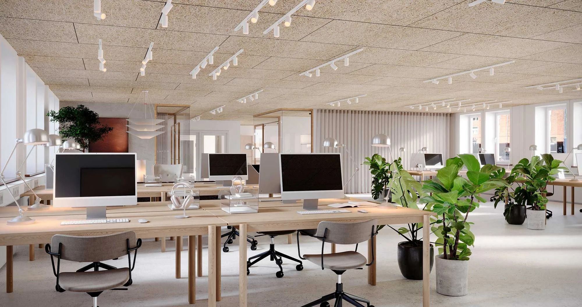 Moderne kontor med lyse loftslamper og smukke træborde, hvor det er plads til computere og kontorbetjener.