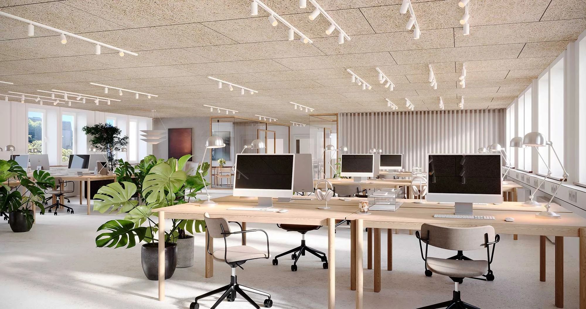 Kontorlokaler med flere borde og stolpe med lamper, lysekroner og planter, alle i en moderne, lysegrå farvetone og hvide