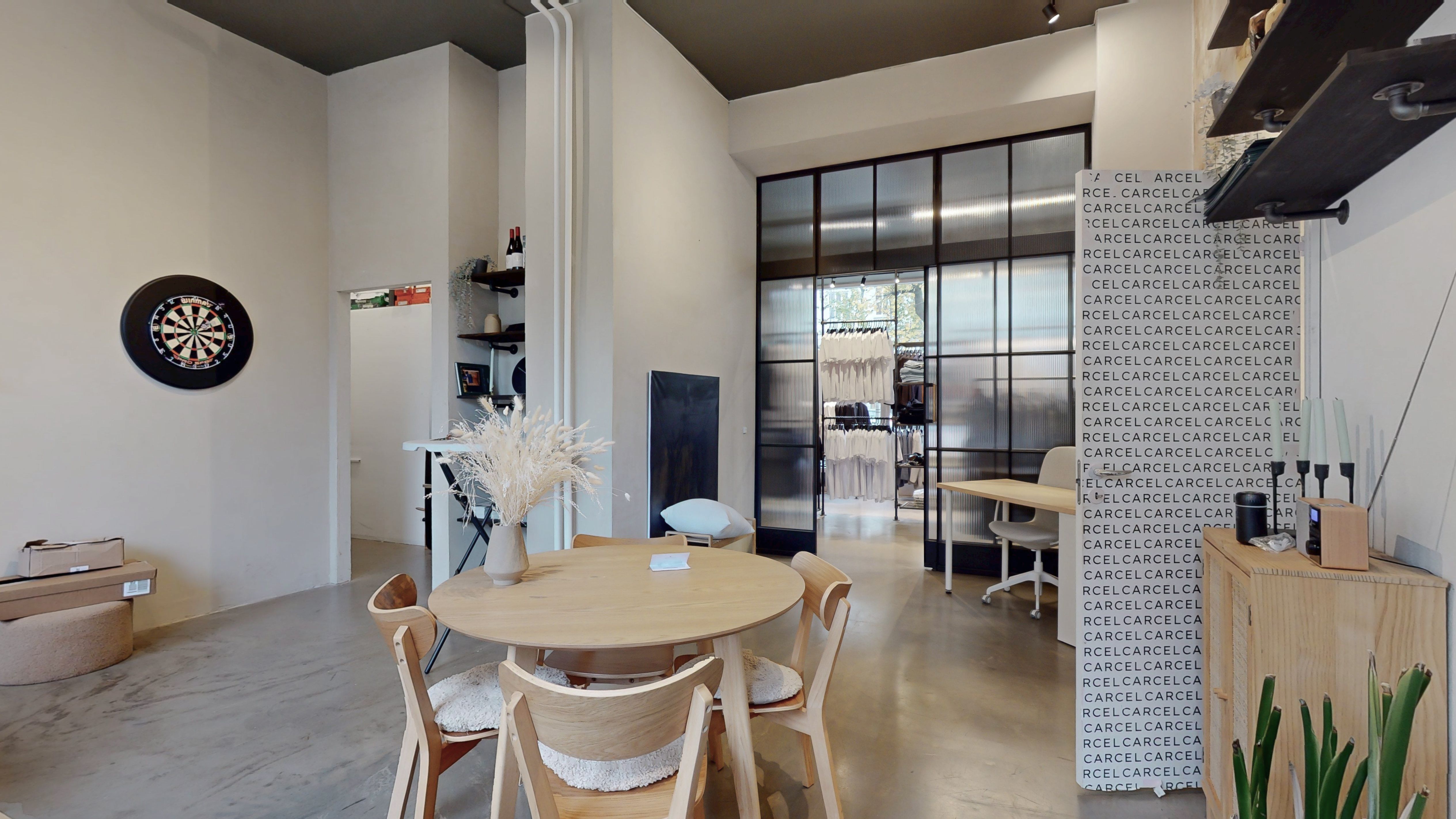 Modernt og elegant erhvervslokal med højt til loftet, indretning med lyse møbler, lyse og neutrale vægge og møbler og