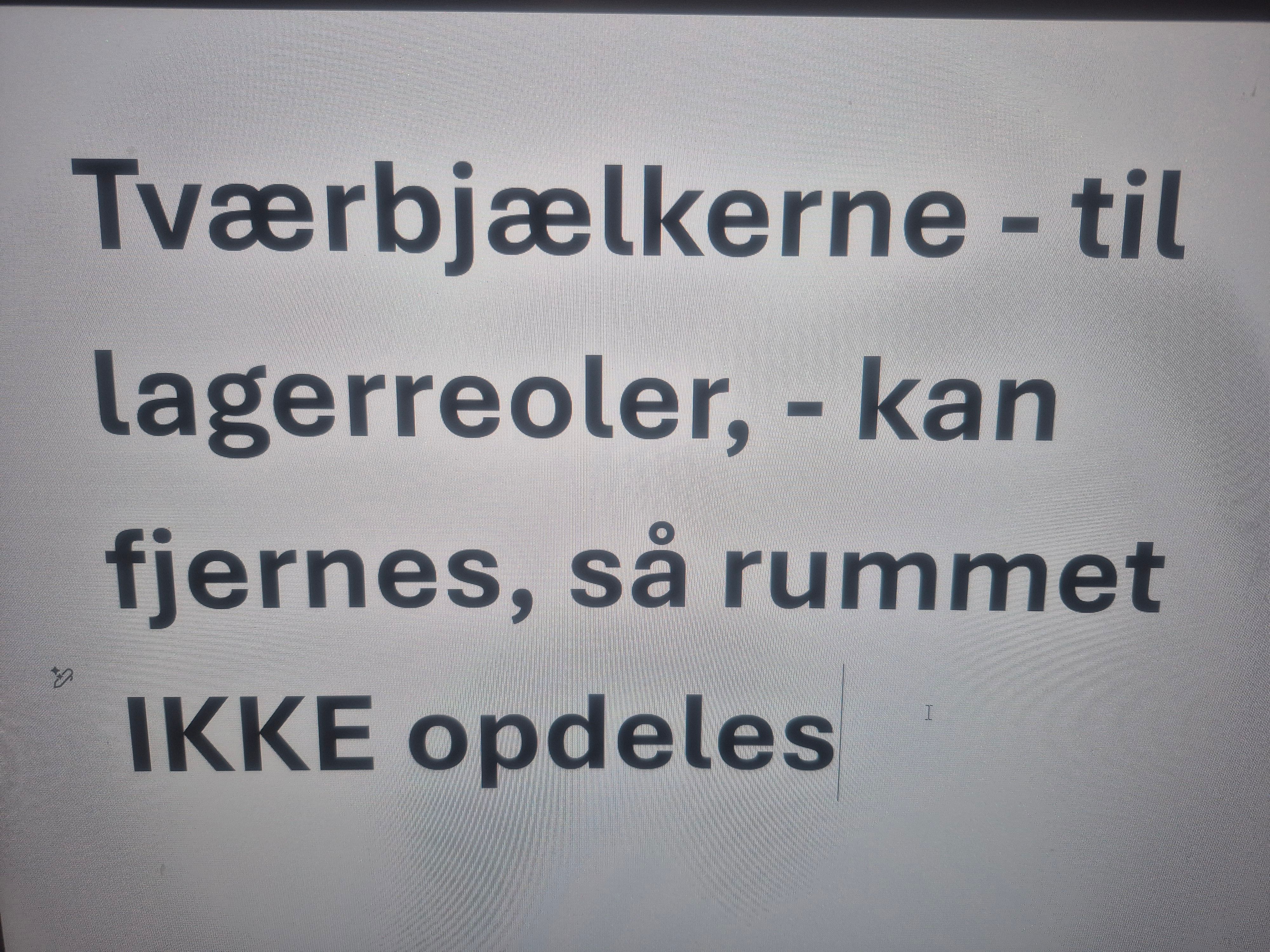 tekst på dansk, der læser Tværbjælkerne - til lagerreoler, kan fjernes, så rummet IKKE opdeles.