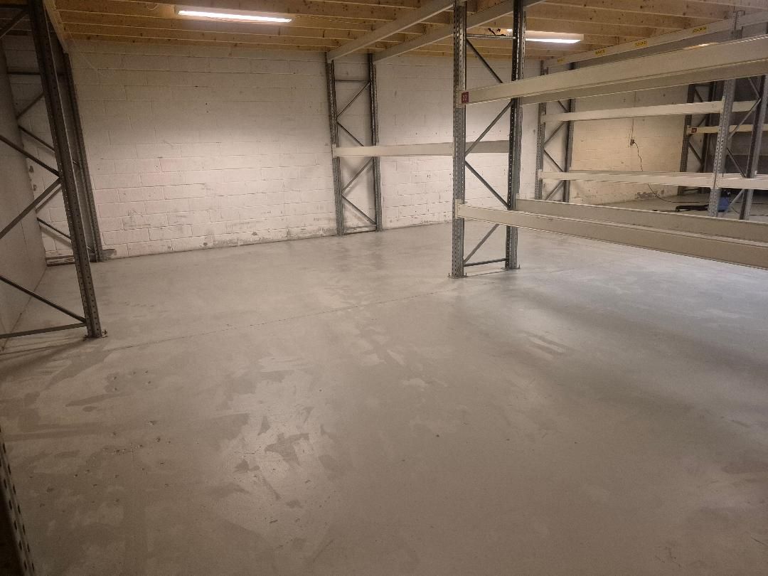 Lager med palleløfter i Hammerholmen 46, Hvidovre. 198 m² lagerlejemål med stor port og palleløfter. Betongulv, højloft og metalreoler.