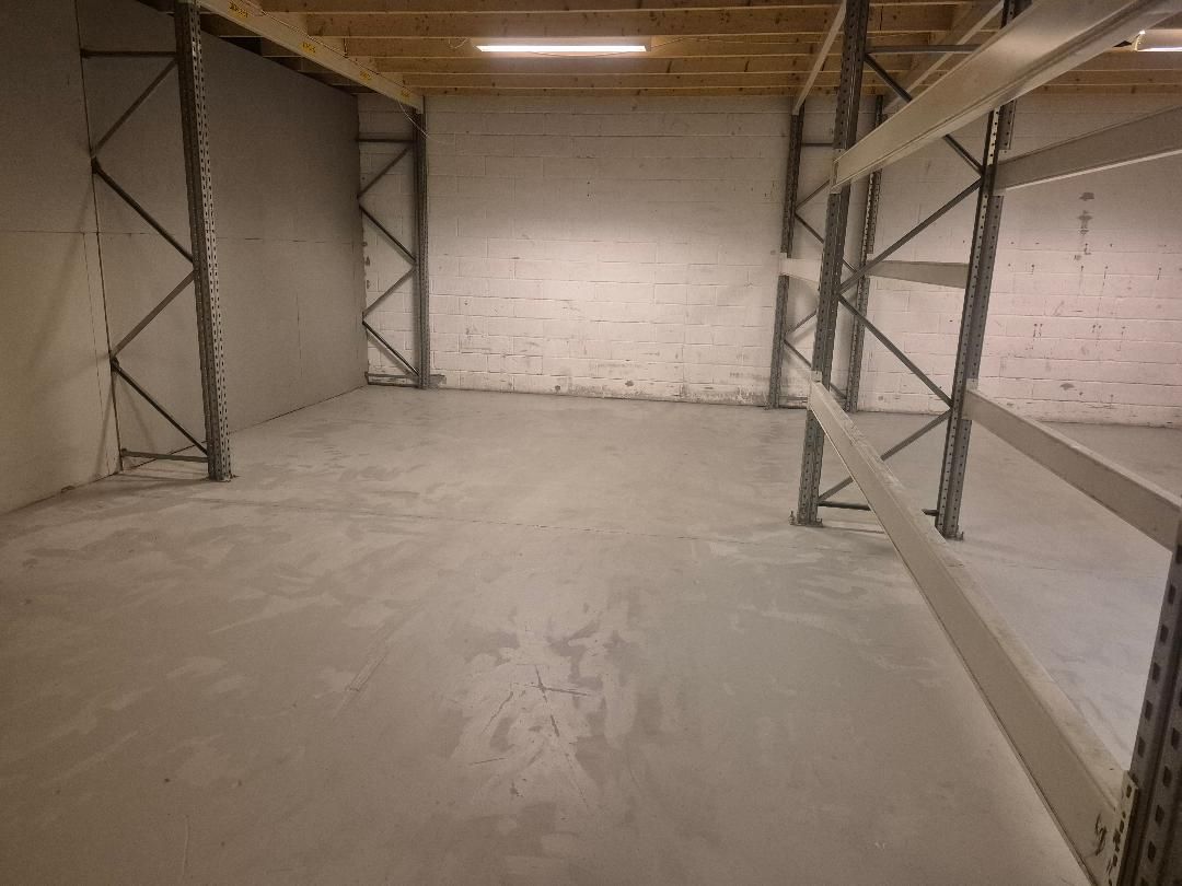Lagerlokaler til leje på Hammerholmen 46, Hvidovre. 198 m² med højt loft, lagerhylder og betongulv. Mulighed for let adgang med palleløfter og biler.