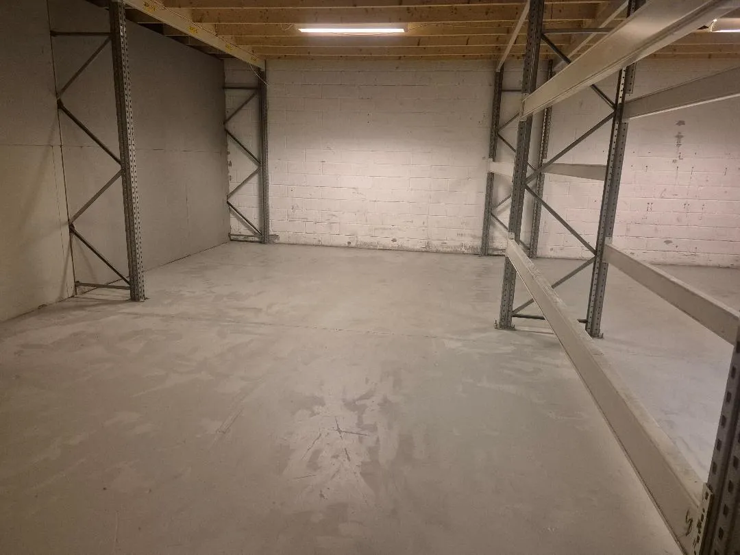 Lagerlokaler til leje på Hammerholmen 46, Hvidovre. 198 m² med højt loft, lagerhylder og betongulv. Mulighed for let adgang med palleløfter og biler.