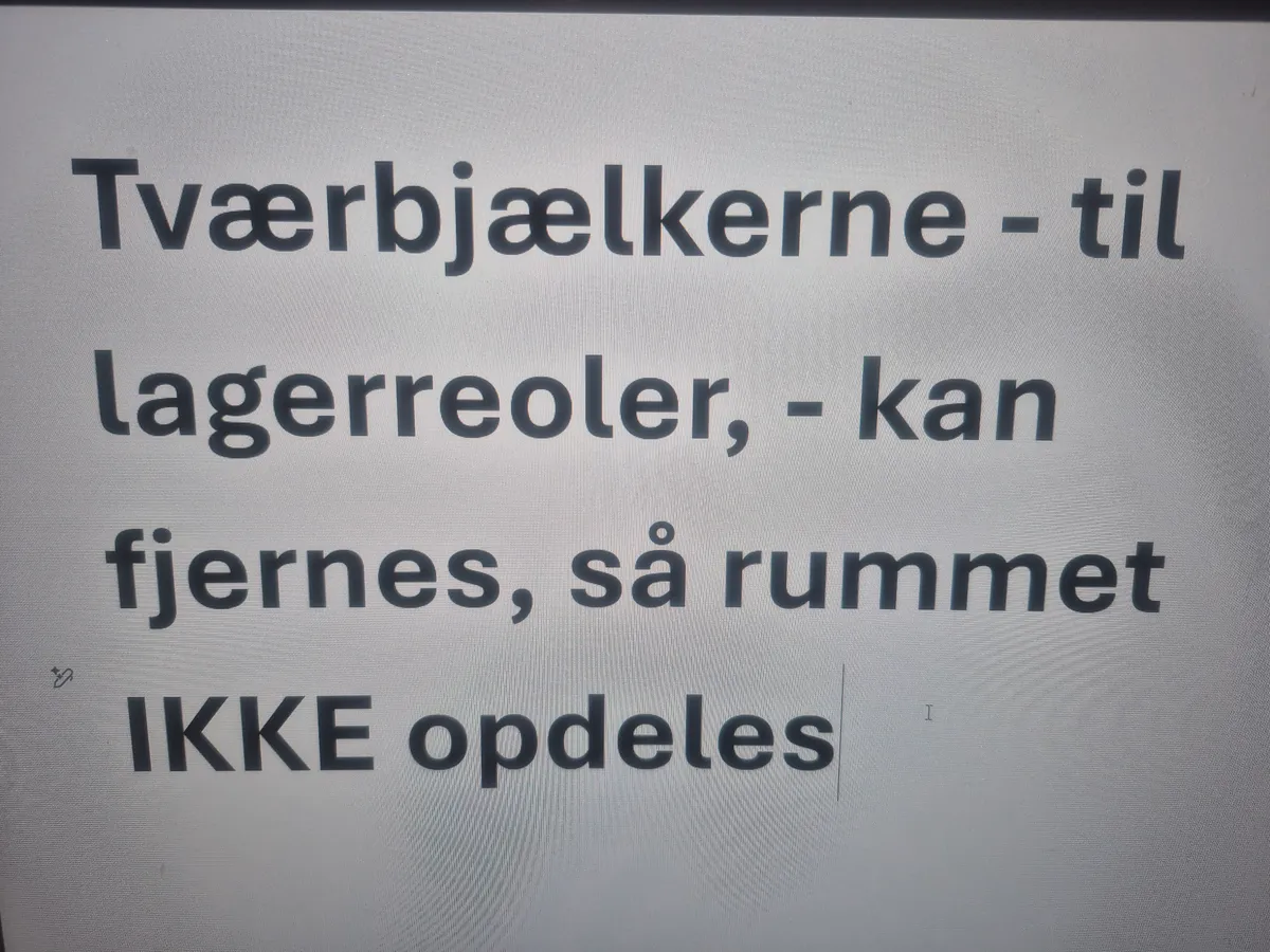 Tværbjælkerne er til lagerreoler, kan fjernes, så rummet ikke opdeles