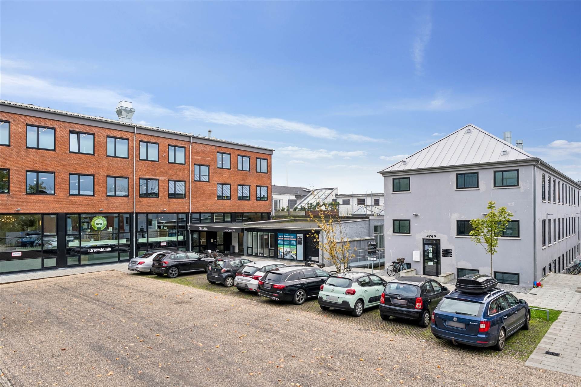 Moderne og funktionelle kontorlokaler med store ruder, lige ved krydset Husumvej og Frederikssundsvej – nabo til Føtex