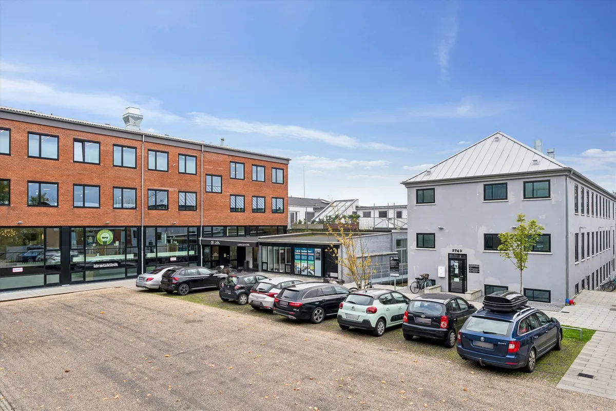 Moderne og funktionelle kontorlokaler med store ruder, lige ved krydset Husumvej og Frederikssundsvej – nabo til Føtex